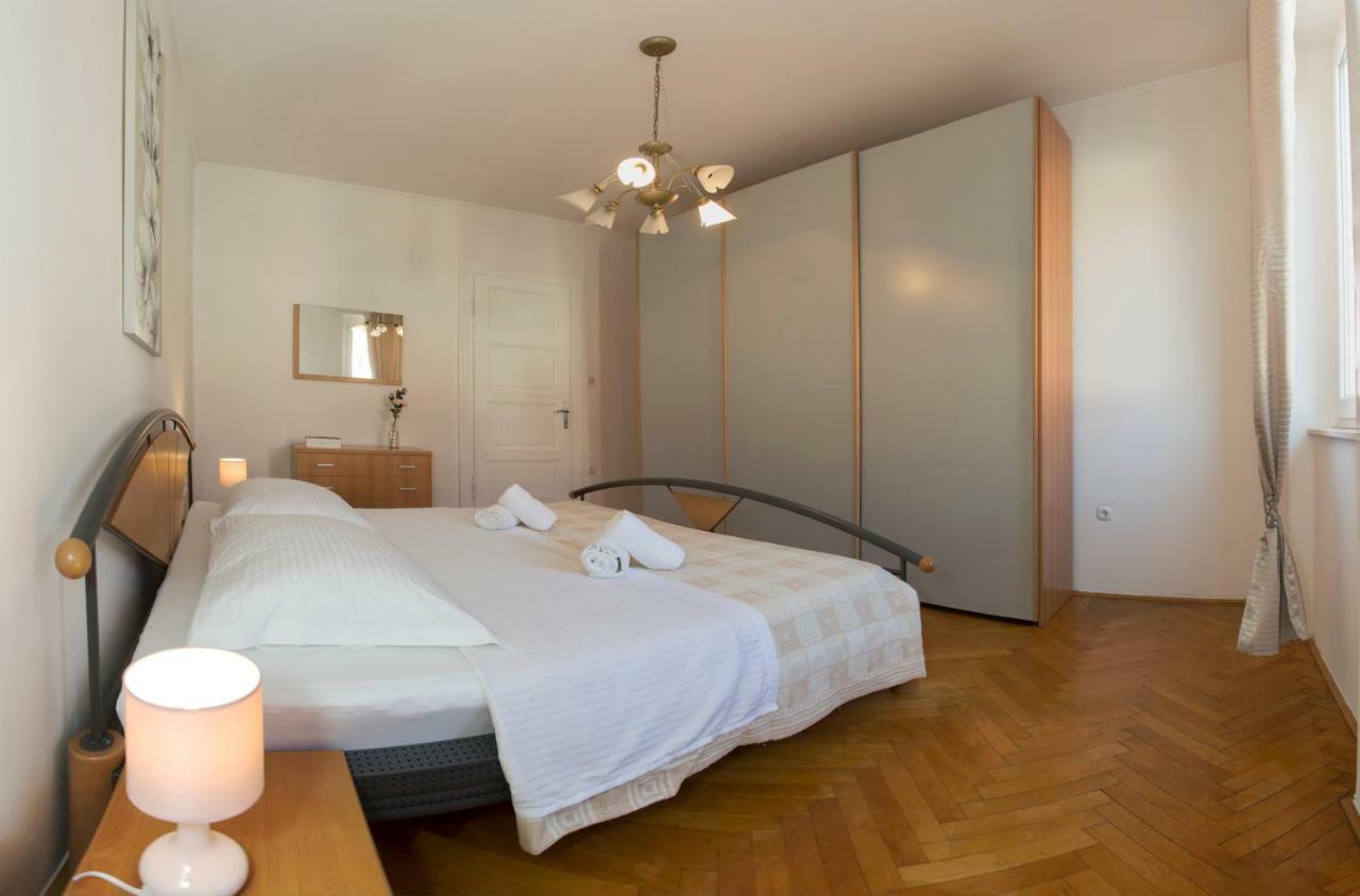 Apis Split Apartment Exterior photo
